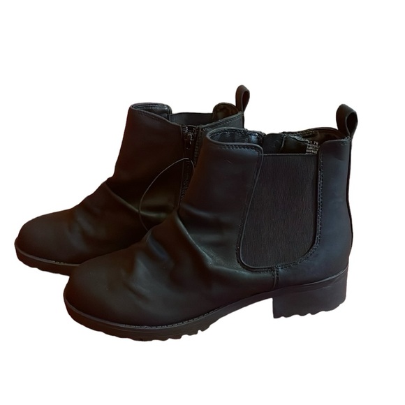 Anneliese women black, ankle boots w/ zipper sides. Has stretch side. Size 7M - Picture 5 of 10